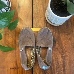 Tom’s slip on shoe. Little kid size 13.5